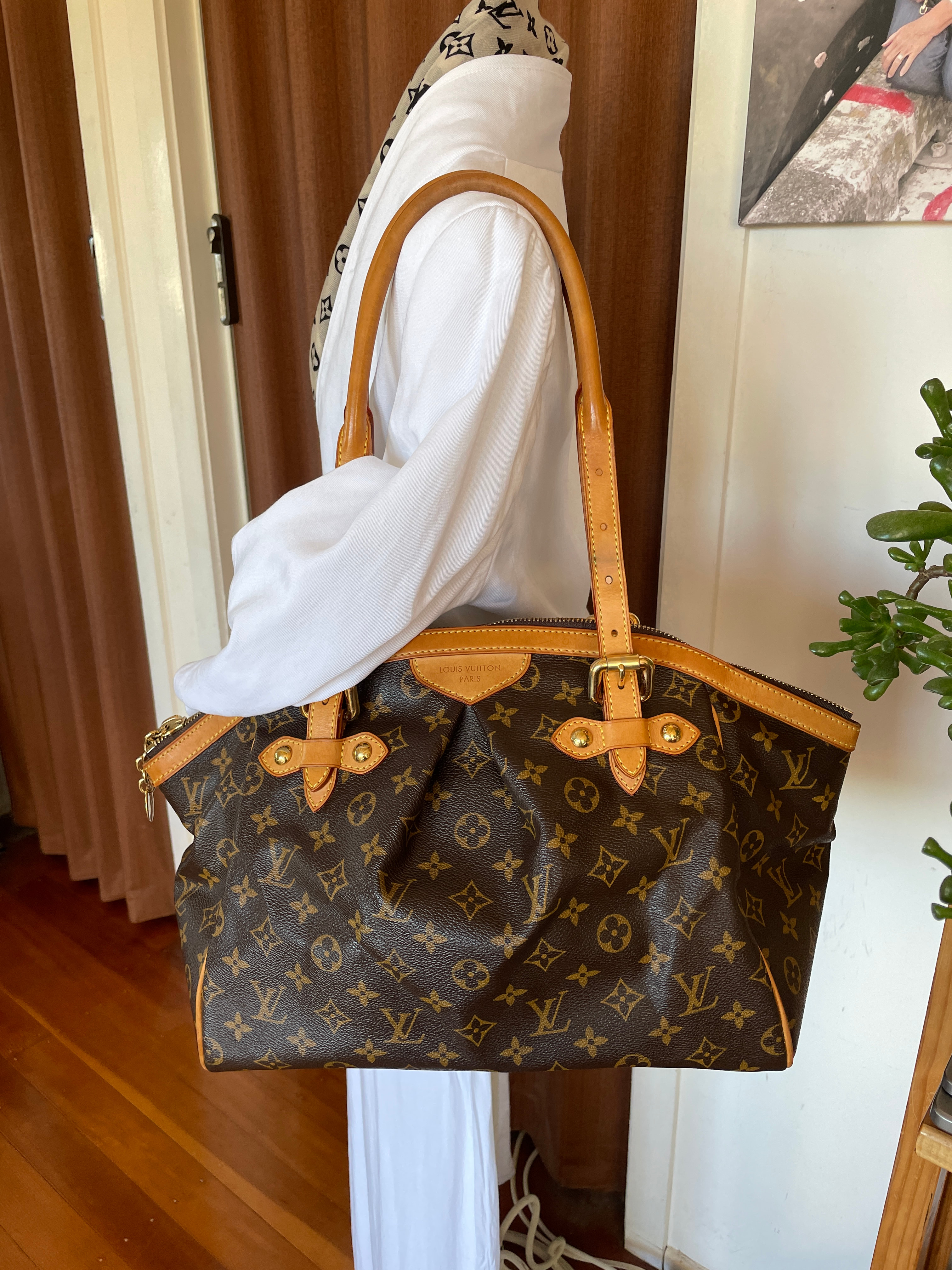 Tivoli leather handbag Louis Vuitton Brown in Leather  29956212